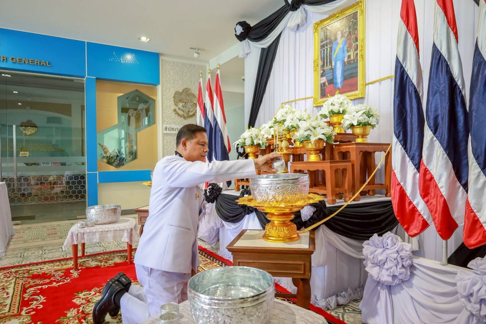 จังหวัดภูเก็ต จัดพิธีถวายน้ำสรงพระบรมศพ เบื้องหน้าพระฉายาลักษณ์ สมเด็จพระนางเจ้าสิริกิติ์ พระบรมราชินีนาถ พระบรมราชชนนีพันปีหลวง เพื่อเปิดโอกาสให้พสกนิกรทุกหมู่เหล่าได้ร่วมแสดงความอาลัย และสำนึกในพระมหากรุณาธิคุณ