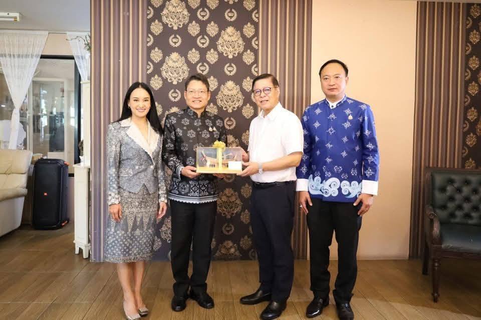 ผู้ว่าฯ กระบี่ นำคณะ ส่งรองนายกฯ และรัฐมนตรีว่าการกระทรวงการต่างประเทศ กลับกทม. พร้อมมอบ "เรือหัวโทงจำลอง" เป็นที่ระลึก