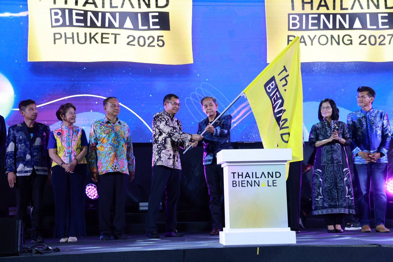 จังหวัดภูเก็ต จัดยิ่งใหญ่พิธีส่งมอบธงสัญลักษณ์ Thailand Biennale เพื่อส่งไม้ต่อให้กับจังหวัดระยอง เจ้าภาพครั้งถัดไปในปี 2027