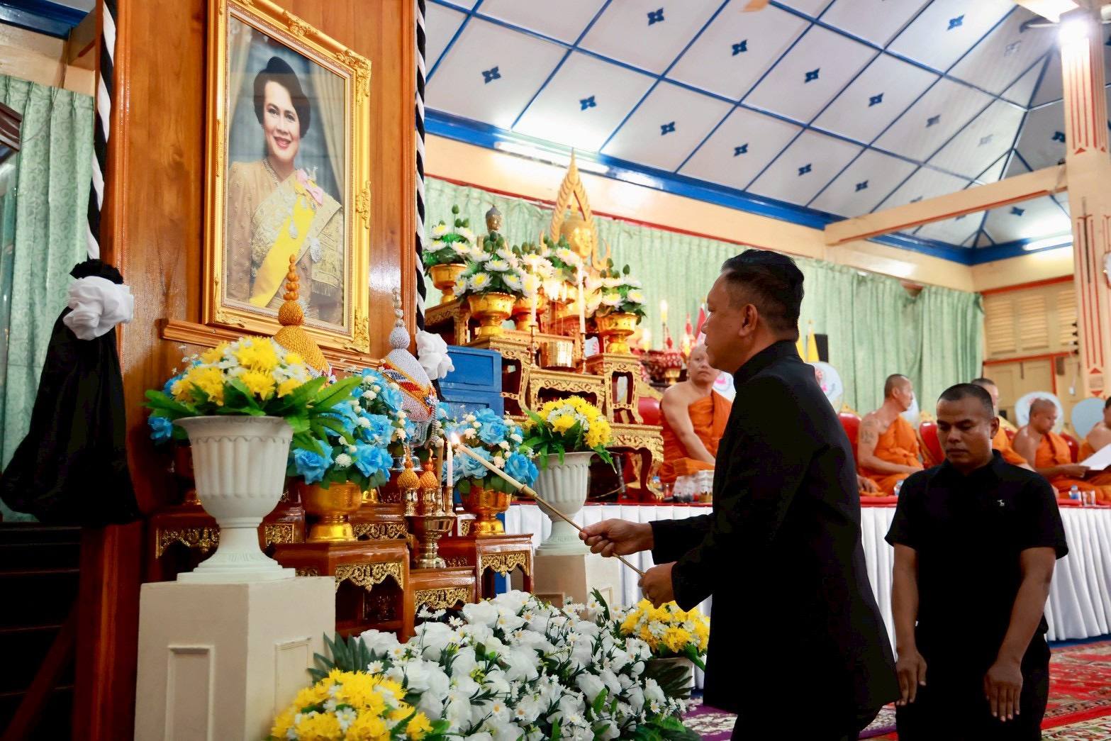 จังหวัดภูเก็ต จัดพิธีสวดพระพุทธมนต์ และเจริญจิตตภาวนาอุทิศถวายพระราชกุศล แด่สมเด็จพระนางเจ้าสิริกิติ์ พระบรมราชินีนาถ พระบรมราชชนนีพันปีหลวง 