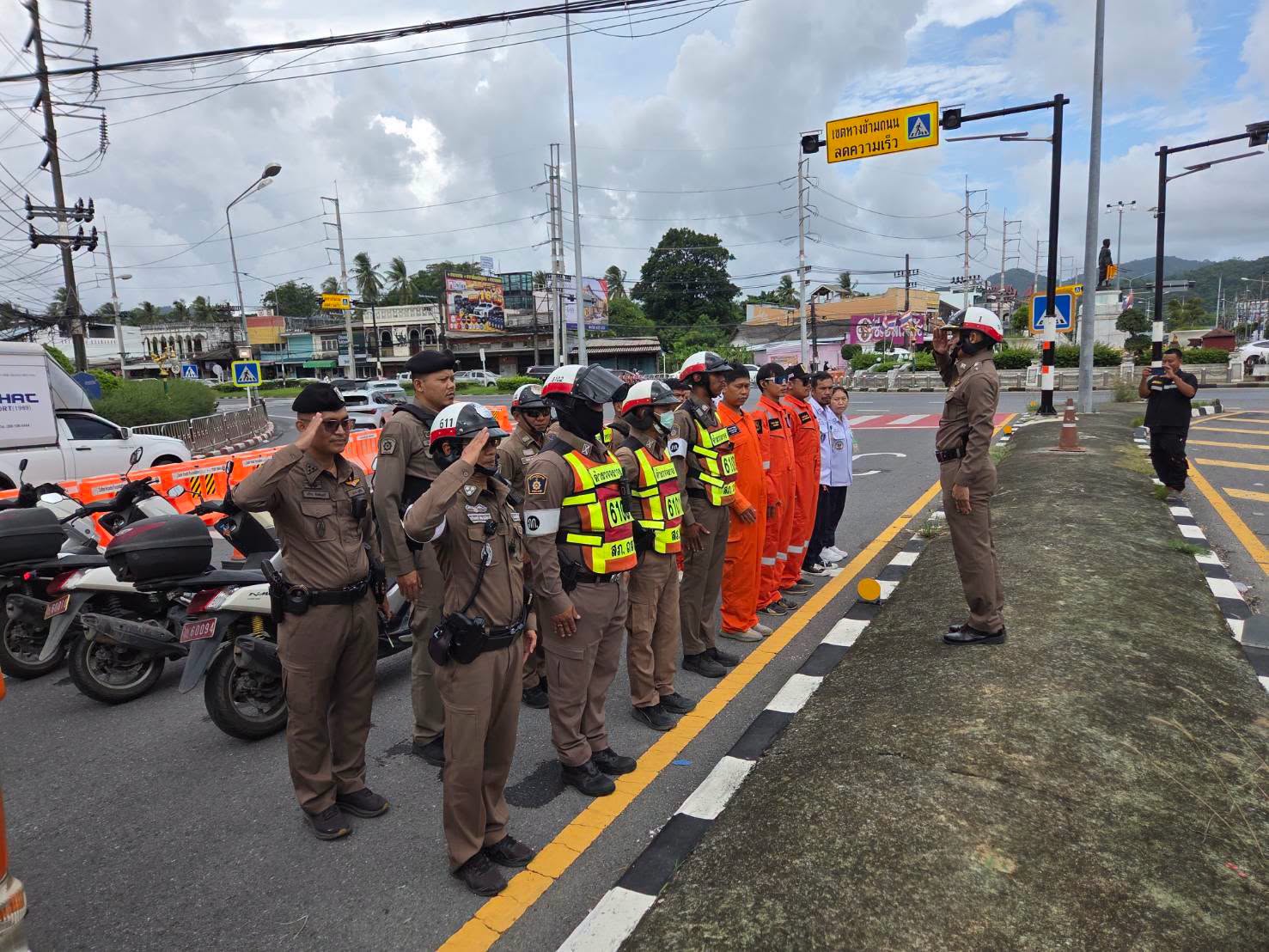 สภ.ถลาง ระดมทุกภาคส่วนเตรียมพร้อมรับวันหยุดยาว ดูแลจราจร ลดอุบัติเหตุทางถนน อำนวยความสะดวกให้กับประชาชนและนักท่องเที่ยว