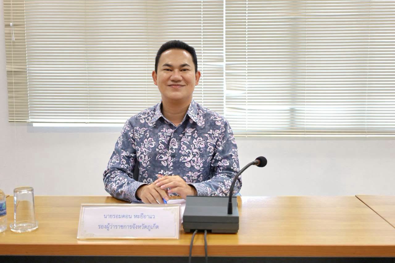 จังหวัดภูเก็ตติดตามแนวทางช่วยเหลือผู้ได้รับความเสียหายจากเหตุเพลิงไหม้เรือบริเวณอ่าวฉลอง เร่งประสานหน่วยงานที่เกี่ยวข้องบรรเทาความเดือดร้อน