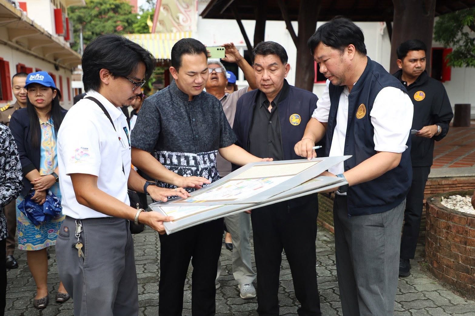 จังหวัดภูเก็ต เตรียมความพร้อมพื้นที่วัดฉลอง เพื่อประกอบพิธีถวายดอกไม้จันทน์ภาคประชาชน ให้เป็นไปด้วยความเรียบร้อย สมพระเกียรติ และอำนวยความสะดวกแก่ประชาชนที่เข้าร่วมพิธี