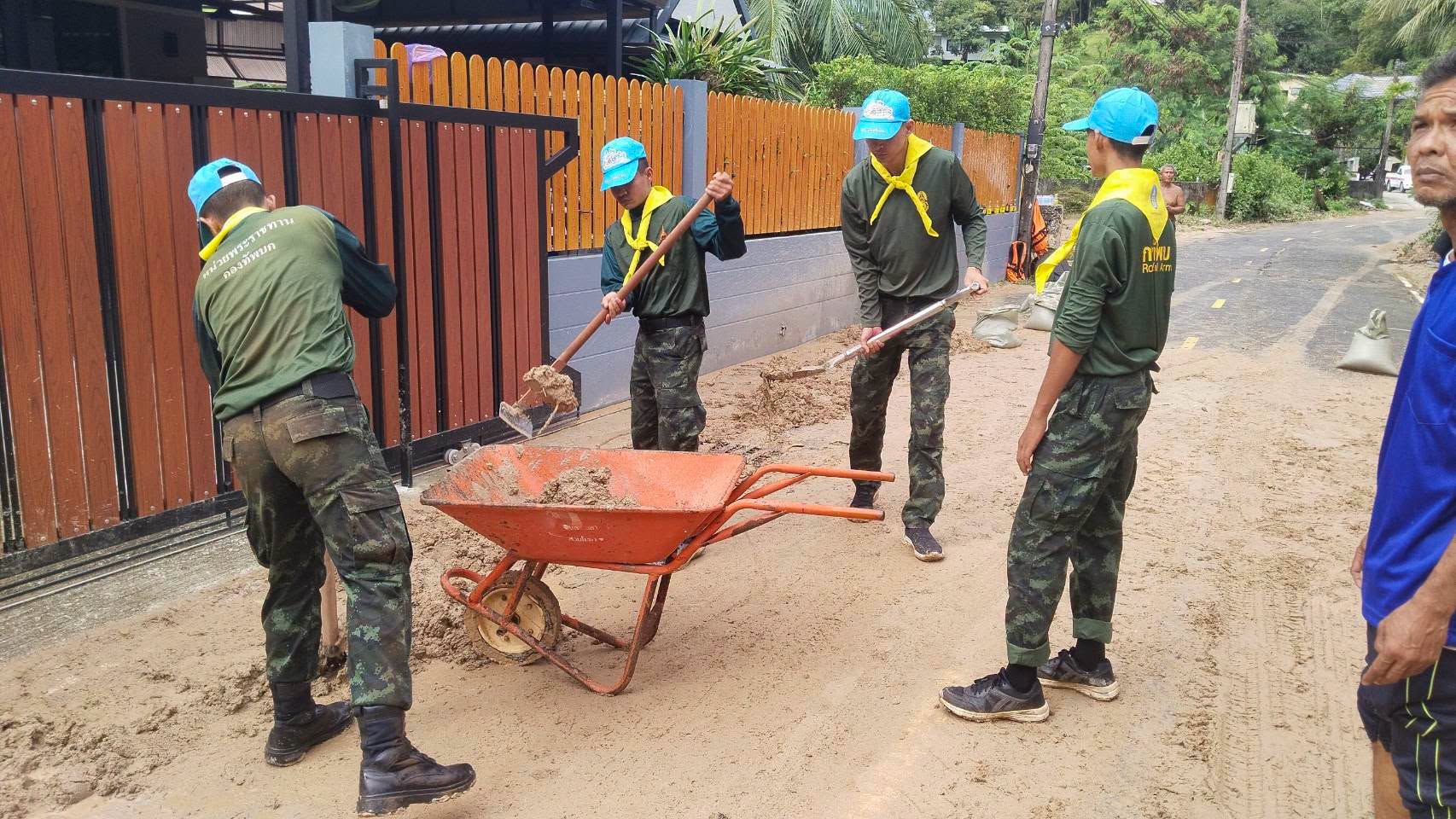 ศบภ.มทบ.41 โดย ร.15 พัน.1 ลงพื้นที่ช่วยเหลือประชาชน ฟื้นฟูพื้นที่ประสบอุทกภัย จ.ภูเก็ต