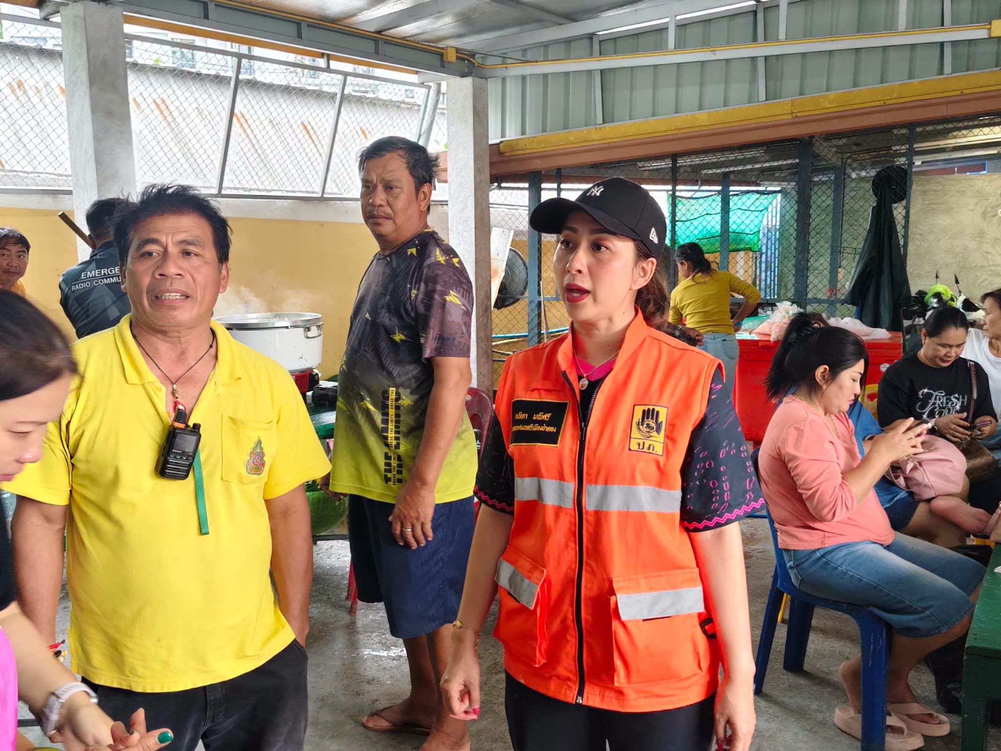 เทศบาลเมืองป่าตอง ผนึกกำลังหลายภาคส่วน ตั้งโรงครัวช่วยผู้ประสบอุทกภัยน้ำท่วม ณ วัดสุวรรณคีรีวงก์