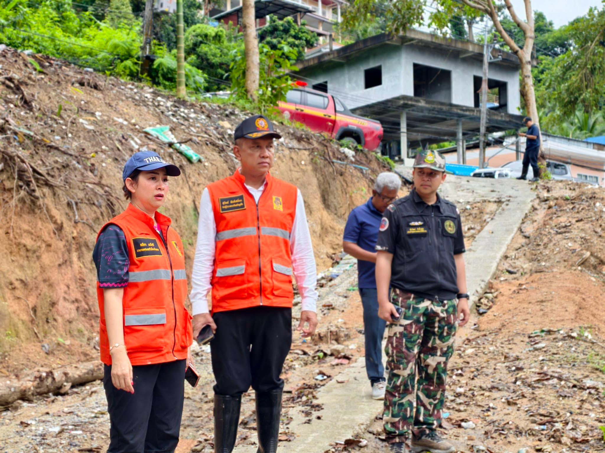 เทศบาลเมืองป่าตอง เตรียมเปิดศูนย์รับเรื่องเยียวยาผู้ประสบภัยน้ำป่า พร้อมตรวจสอบสาเหตุดินสไลด์และหินถล่ม