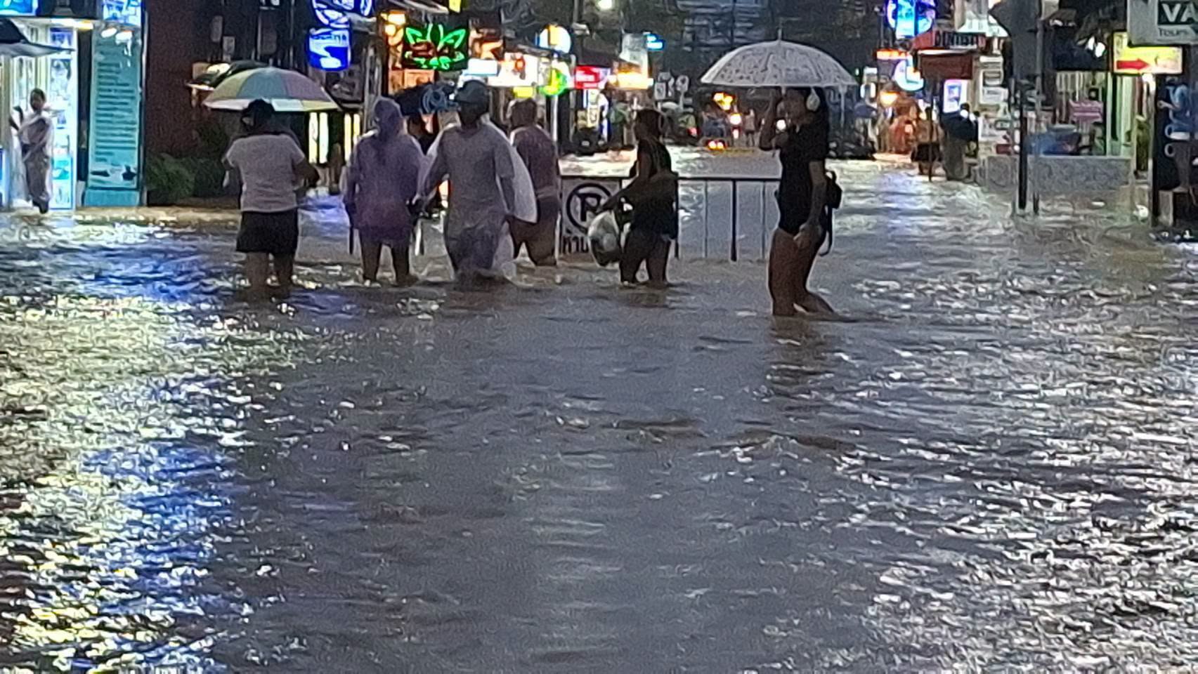 จังหวัดภูเก็ต ฝนตกต่อเนื่องช่วงบ่ายถึงเย็น ทำให้ซอยนาใน 8 ป่าตอง น้ำเอ่อล้นท่วมขัง ล่าสุดน้ำเริ่มลดแล้วแต่การจราจรยังหนาแน่น