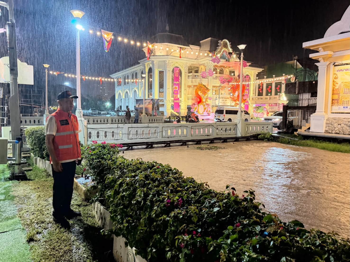 รองผู้ว่าฯ ภูเก็ต ลงพื้นที่ติดตามสถานการณ์น้ำคลองบางใหญ่ กำชับเฝ้าระวังใกล้ชิด หลังประกาศเตือนรหัสแดง เตรียมพร้อมรับมวลน้ำและเร่งระบายน้ำต่อเนื่อง