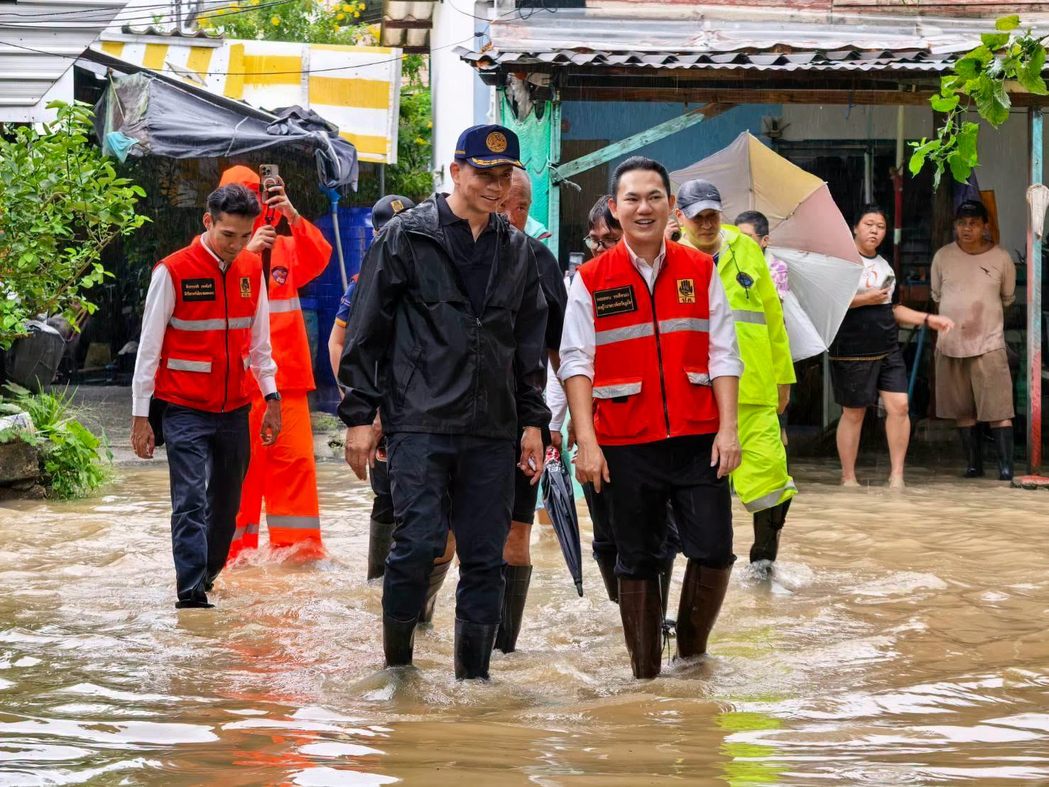 รองผู้ว่าฯ ภูเก็ต ลงพื้นที่ตำบลฉลอง อำเภอเมือง เตรียมพร้อมรับมือฝนตกหนัก พร้อมสั่งเฝ้าระวังชุมชนบ้านโคกโตนด จุดเสี่ยงน้ำท่วมขัง